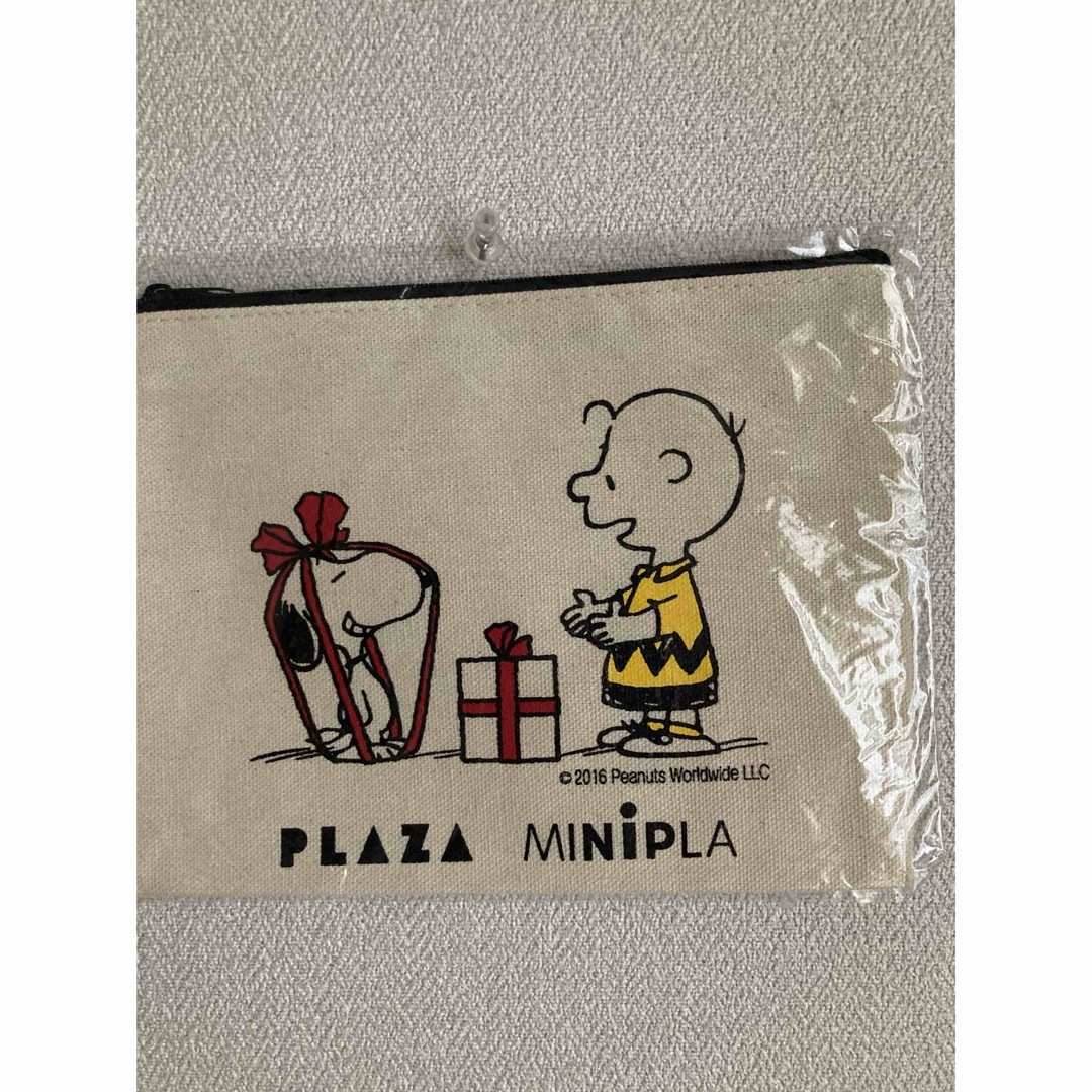 PEANUTS(ピーナッツ)の新品未開封　レア　PLAZA本会員購入者限定おひとりさま１点限りポーチ エンタメ/ホビーのおもちゃ/ぬいぐるみ(キャラクターグッズ)の商品写真