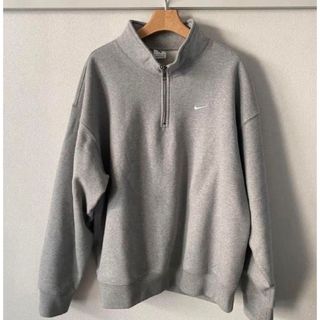 ナイキ(NIKE)のNIKE ソロ　スウッシュ　1/4ジップ トップ(スウェット)