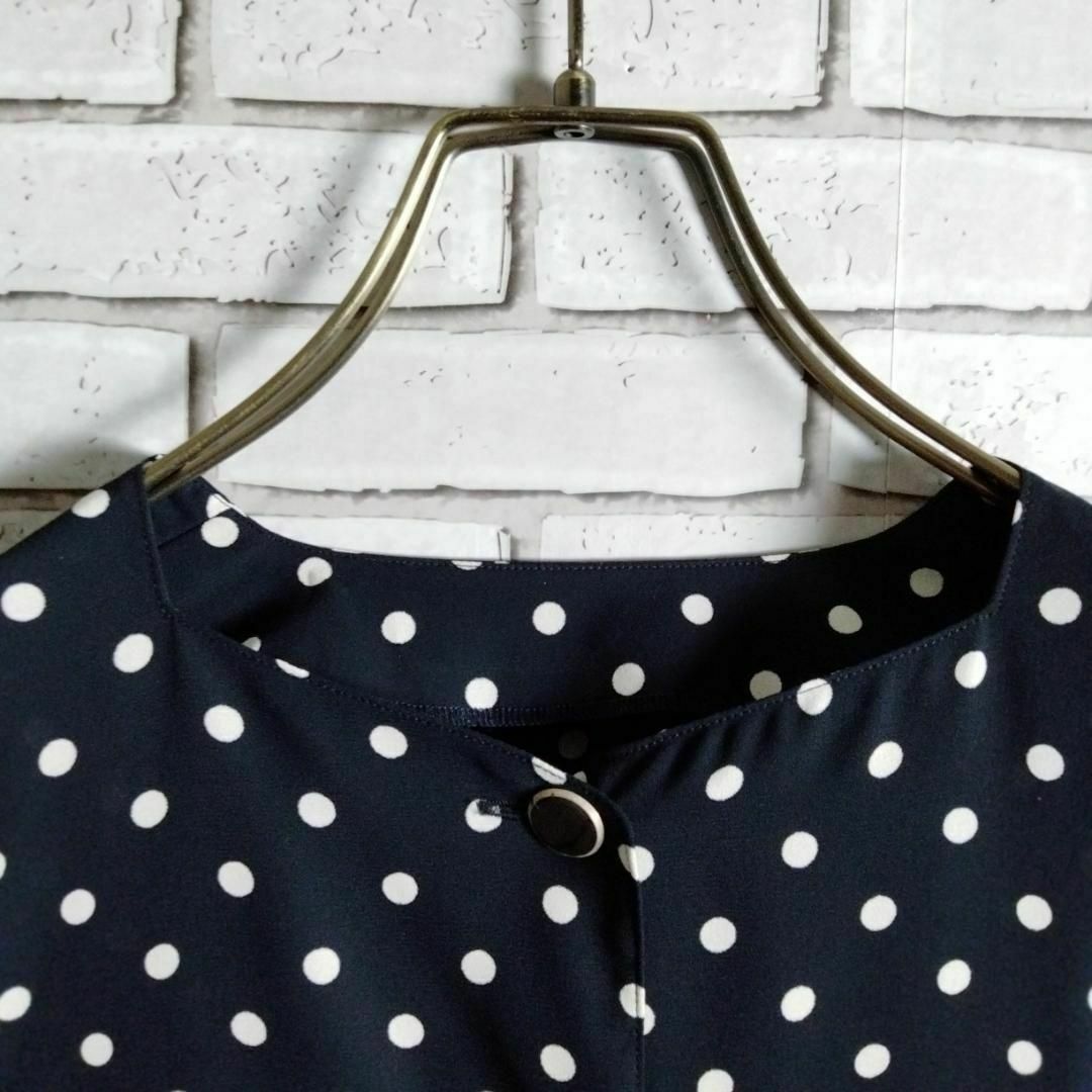 ポリシャツ☆シャツ　半袖　日本製　ノーカラー　レトロボタン　水玉　総柄　紺×白 レディースのトップス(シャツ/ブラウス(半袖/袖なし))の商品写真