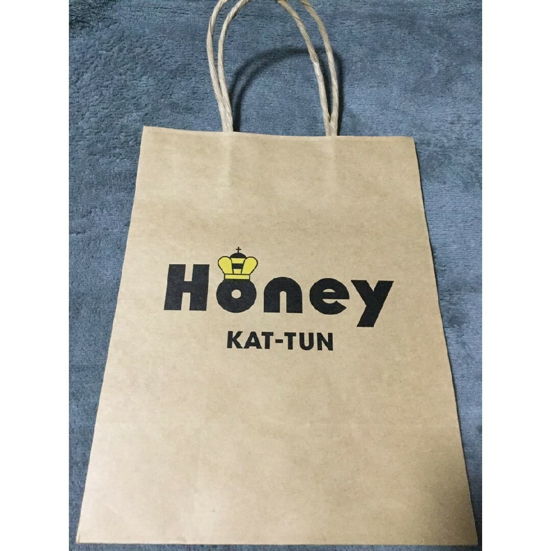 KAT-TUN(カトゥーン)のKAT-TUN Honey 通常盤 特典：オリジナル・ペーパーバッグ 紙袋 新品 エンタメ/ホビーのタレントグッズ(アイドルグッズ)の商品写真