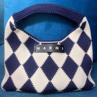 マルニ(Marni)のMARNI MARKETスモールニットバッグ ハンドバッグ ネイビー×ホワイト(ハンドバッグ)