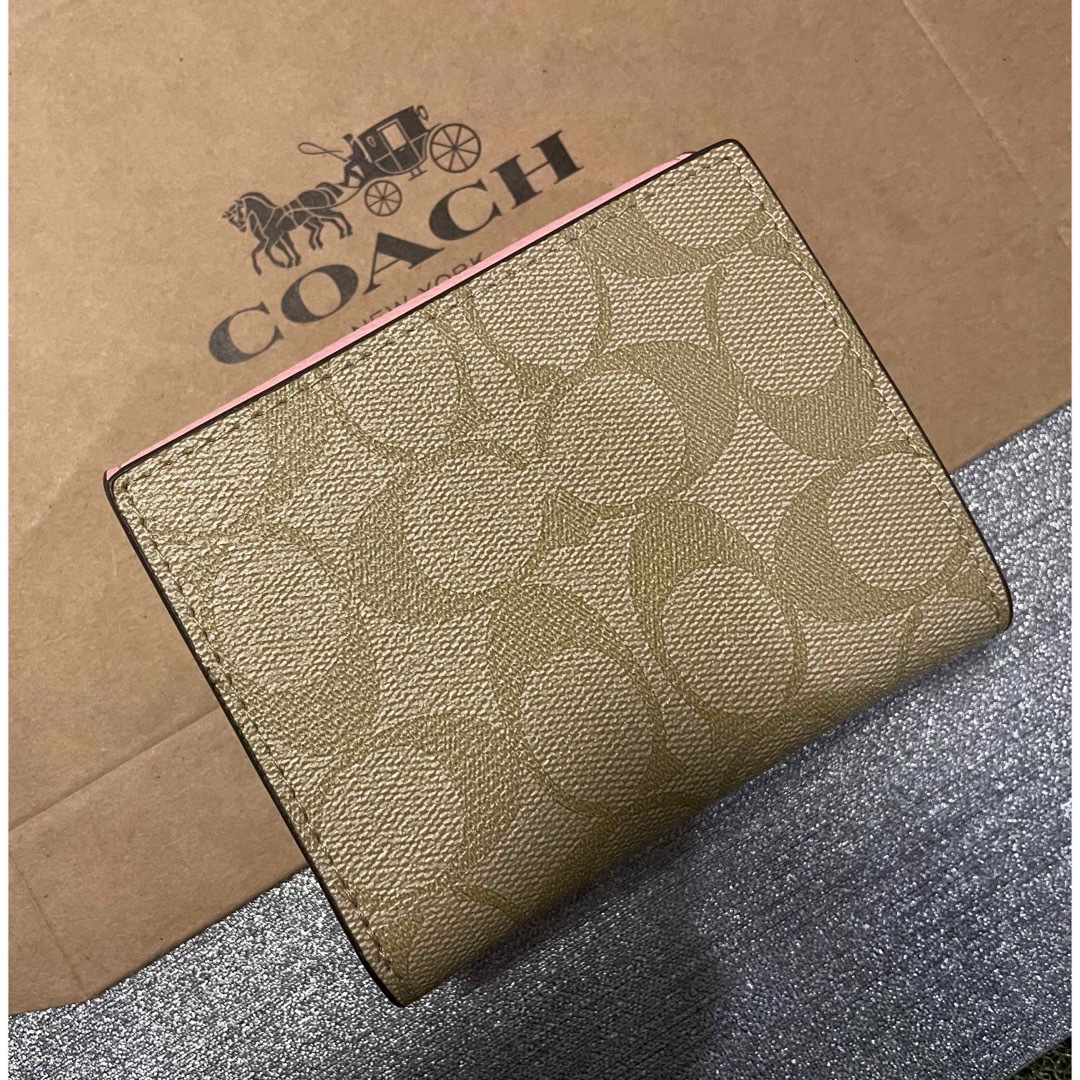 COACH(コーチ)のCOACH スモール　ウォレット　二つ折り　財布　ピンク　カーキ　未使用品 レディースのファッション小物(財布)の商品写真
