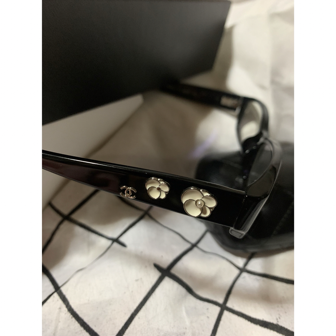 CHANEL(シャネル)のシャネル CHANEL 眼鏡 白いカメリア 可愛い 極美品 レディースのファッション小物(サングラス/メガネ)の商品写真