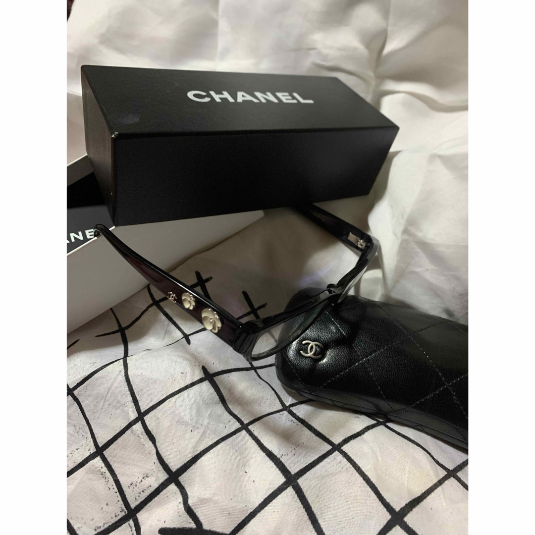 CHANEL(シャネル)のシャネル CHANEL 眼鏡 白いカメリア 可愛い 極美品 レディースのファッション小物(サングラス/メガネ)の商品写真