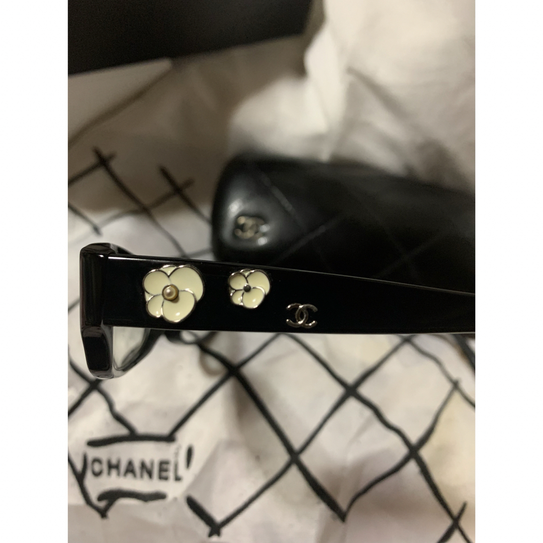 CHANEL(シャネル)のシャネル CHANEL 眼鏡 白いカメリア 可愛い 極美品 レディースのファッション小物(サングラス/メガネ)の商品写真