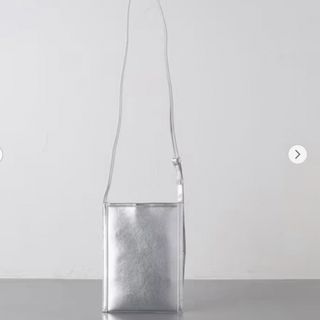 ユナイテッドアローズ(UNITED ARROWS)の【美品】フラット ポケット ショルダーバッグ　シルバー(ショルダーバッグ)