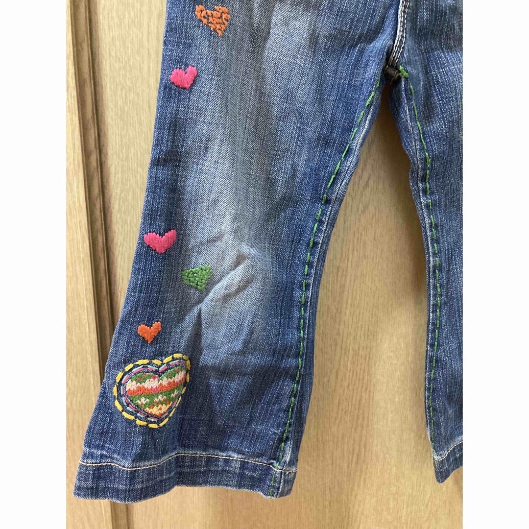 GAP(ギャップ)のGAP ブーツカット　ジーンズ　デニム　女の子　95 刺繍　ビンテージ加工あり  キッズ/ベビー/マタニティのキッズ服女の子用(90cm~)(パンツ/スパッツ)の商品写真