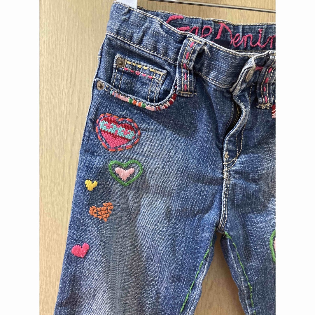 GAP(ギャップ)のGAP ブーツカット　ジーンズ　デニム　女の子　95 刺繍　ビンテージ加工あり  キッズ/ベビー/マタニティのキッズ服女の子用(90cm~)(パンツ/スパッツ)の商品写真