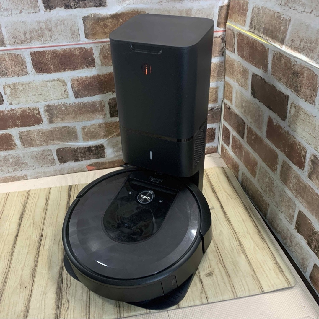 iRobot ルンバ i7+ 本体・クリーンベース　掃除機　ロボット掃除機 スマホ/家電/カメラの生活家電(掃除機)の商品写真