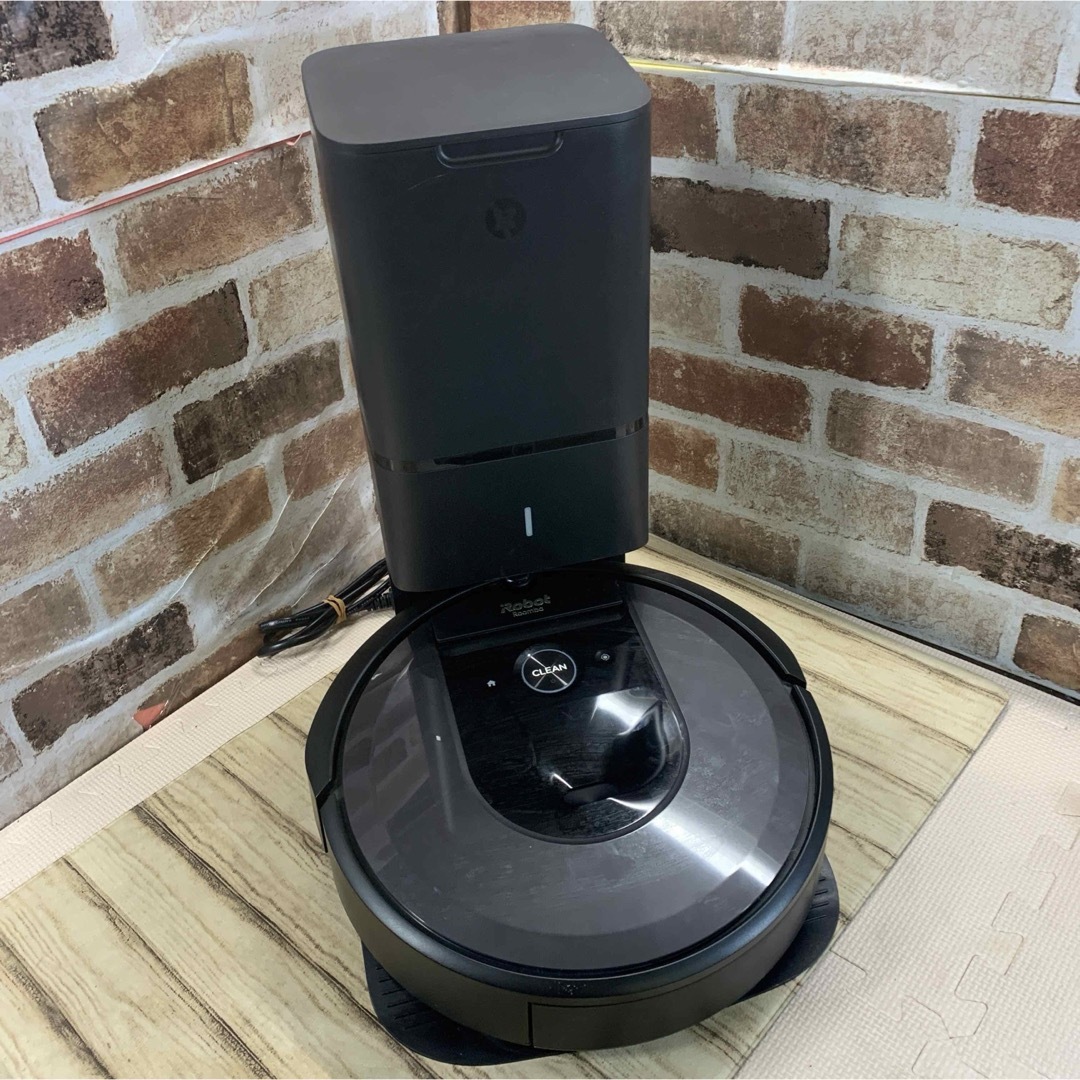 iRobot ルンバ i7+ 本体・クリーンベース　掃除機　ロボット掃除機 スマホ/家電/カメラの生活家電(掃除機)の商品写真