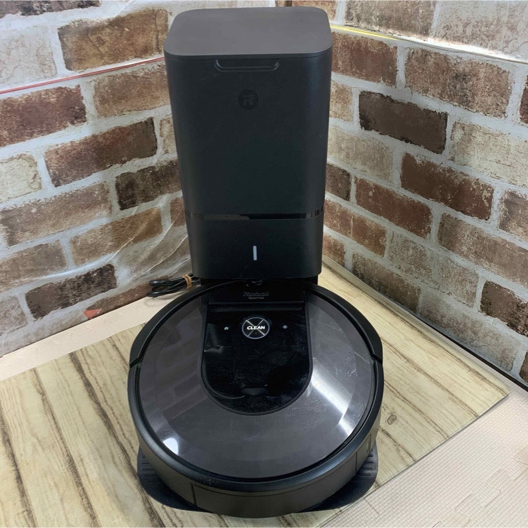 iRobot ルンバ i7+ 本体・クリーンベース　掃除機　ロボット掃除機 スマホ/家電/カメラの生活家電(掃除機)の商品写真