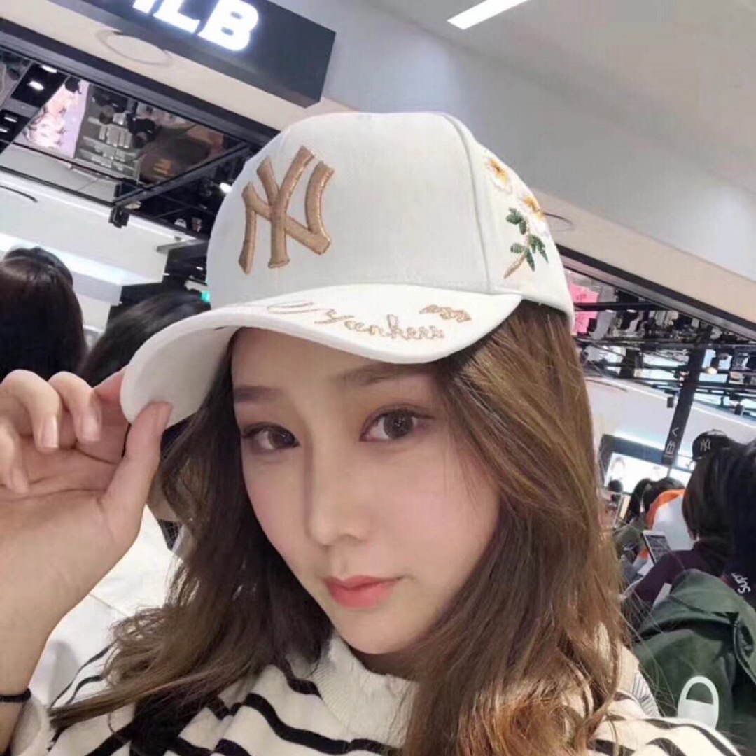 MLB(メジャーリーグベースボール)のMLB Korea NY Gold Bee Cap White 金の蜂 キャップ レディースの帽子(キャップ)の商品写真