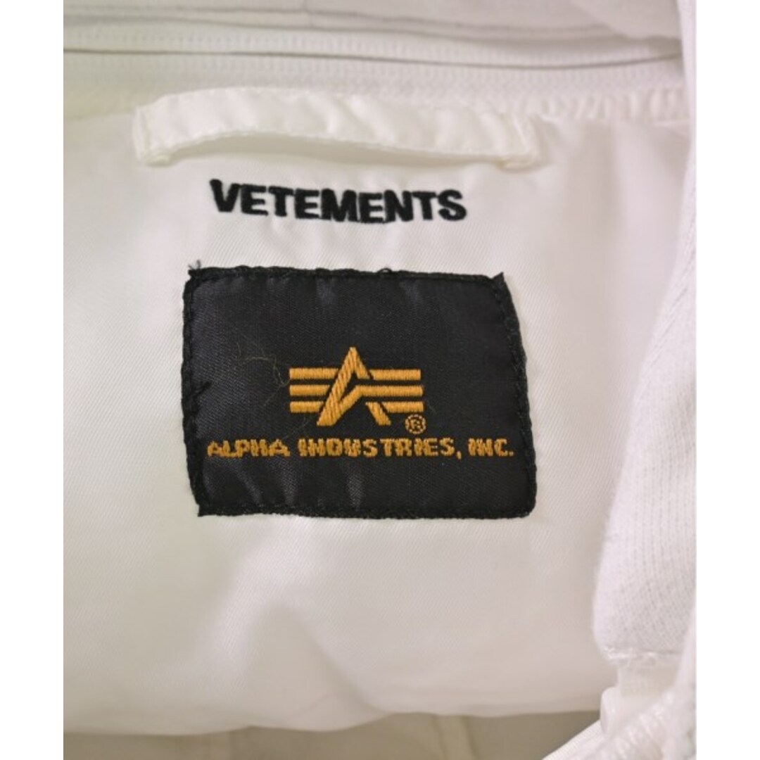 VETEMENTS(ヴェトモン)のVETEMENTS ヴェトモン ダウンジャケット/ダウンベスト S 白 【古着】【中古】 メンズのジャケット/アウター(ダウンジャケット)の商品写真