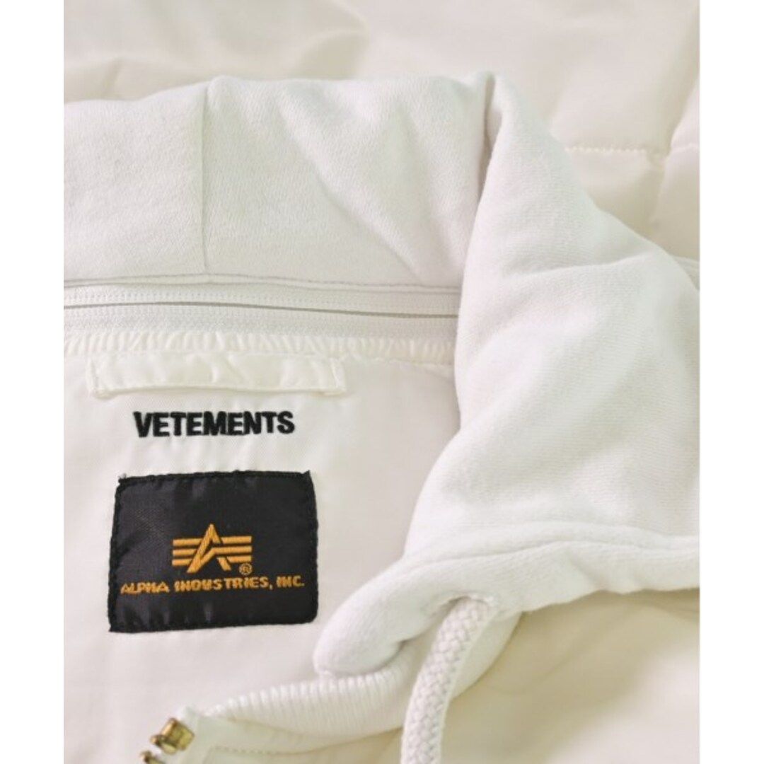 VETEMENTS(ヴェトモン)のVETEMENTS ヴェトモン ダウンジャケット/ダウンベスト S 白 【古着】【中古】 メンズのジャケット/アウター(ダウンジャケット)の商品写真