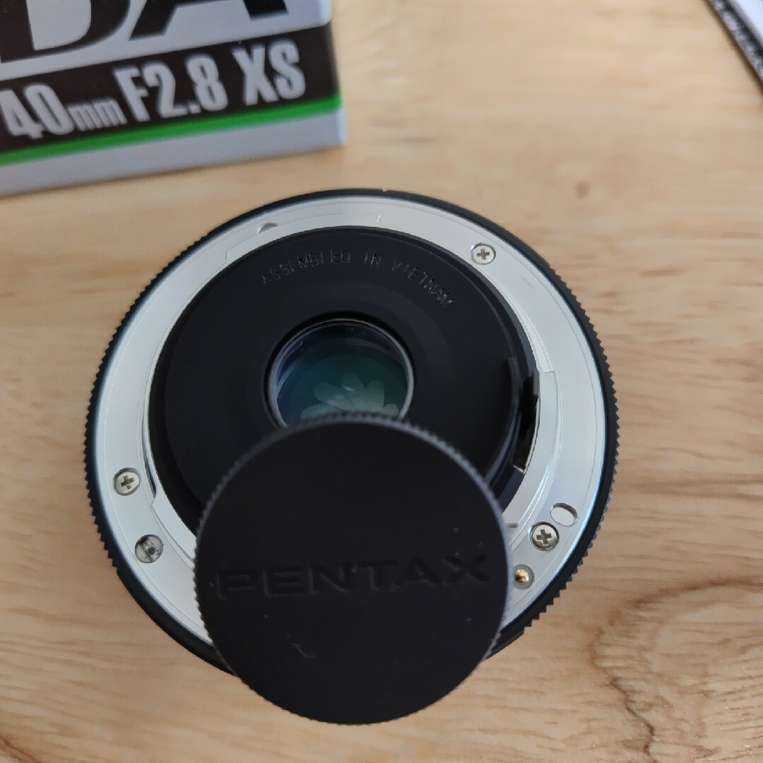 PENTAX(ペンタックス)の美品 ペンタックス smc PENTAX DA 40mm F2.8 XS スマホ/家電/カメラのカメラ(レンズ(単焦点))の商品写真