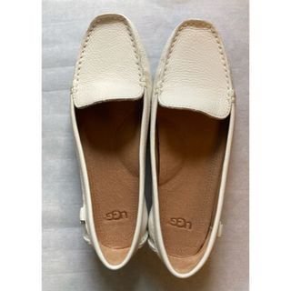 アグ(UGG)のＵＧＧ　フラットシューズ　新品22cmから22.5cm(スリッポン/モカシン)