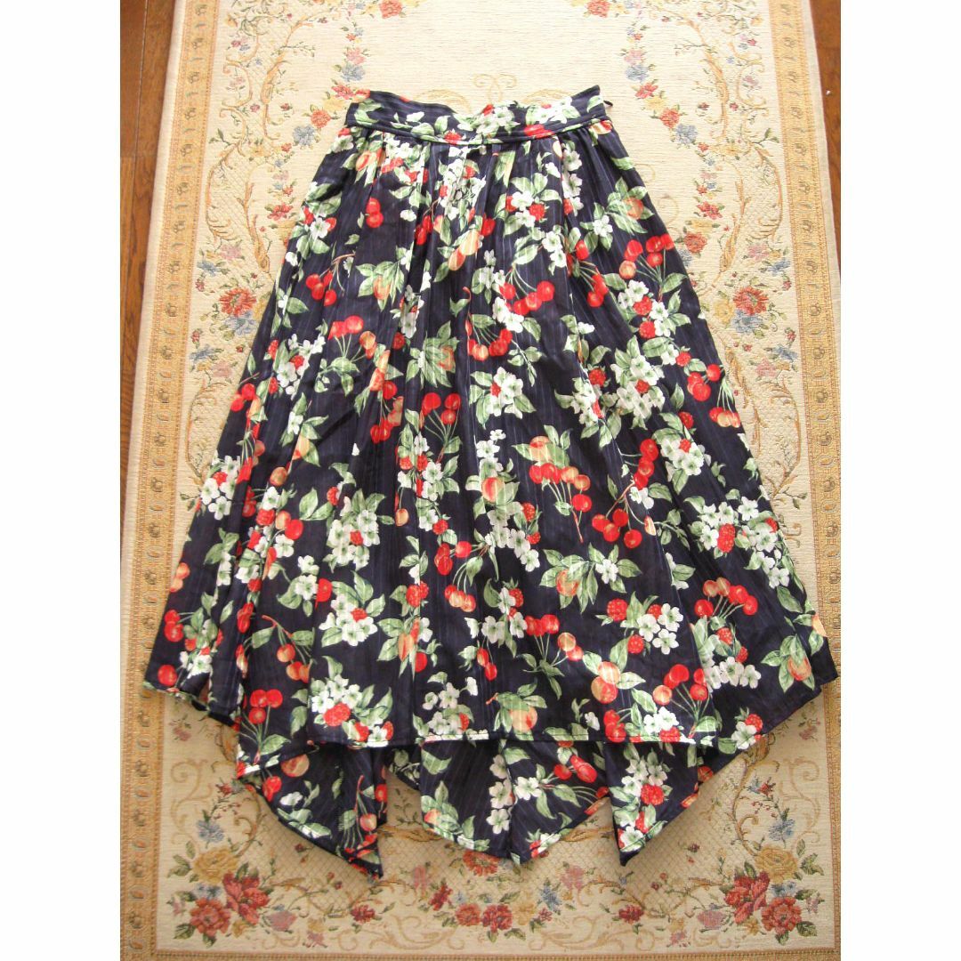 Couture Brooch(クチュールブローチ)のクチュールブローチ チェリー＆ベリー花柄スカート Mサイズ レディースのスカート(ロングスカート)の商品写真