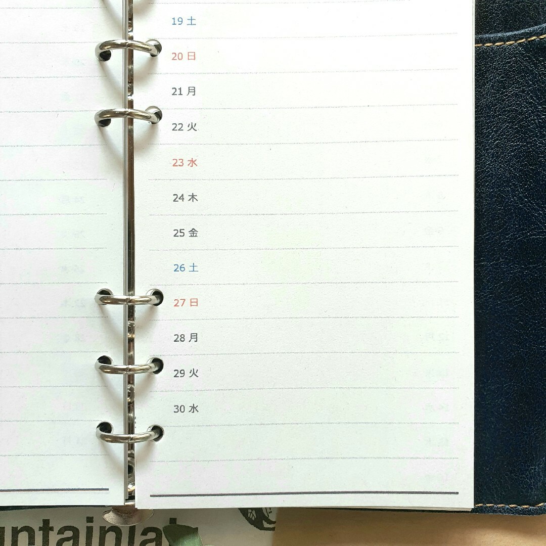 【バイブル黒】見開き1ヶ月一日一行メモ2024 システム手帳リフィル インテリア/住まい/日用品の文房具(カレンダー/スケジュール)の商品写真