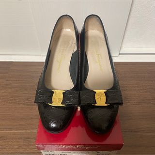 サルヴァトーレフェラガモ(Salvatore Ferragamo)の美品 Ferragamo フェラガモ ヴァラリボン パンプス 24cm(ハイヒール/パンプス)