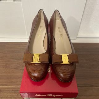 サルヴァトーレフェラガモ(Salvatore Ferragamo)の美品 Ferragamo フェラガモ ヴァラリボン パンプス 24cm(ハイヒール/パンプス)