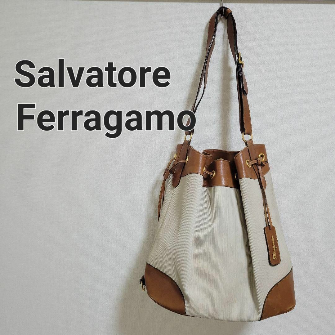 Salvatore Ferragamo(サルヴァトーレフェラガモ)のFerragamo フェラガモ レザーショルダーバッグ 巾着型 ワンショルダー レディースのバッグ(ショルダーバッグ)の商品写真