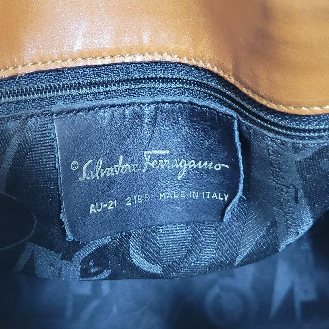 Salvatore Ferragamo(サルヴァトーレフェラガモ)のFerragamo フェラガモ レザーショルダーバッグ 巾着型 ワンショルダー レディースのバッグ(ショルダーバッグ)の商品写真