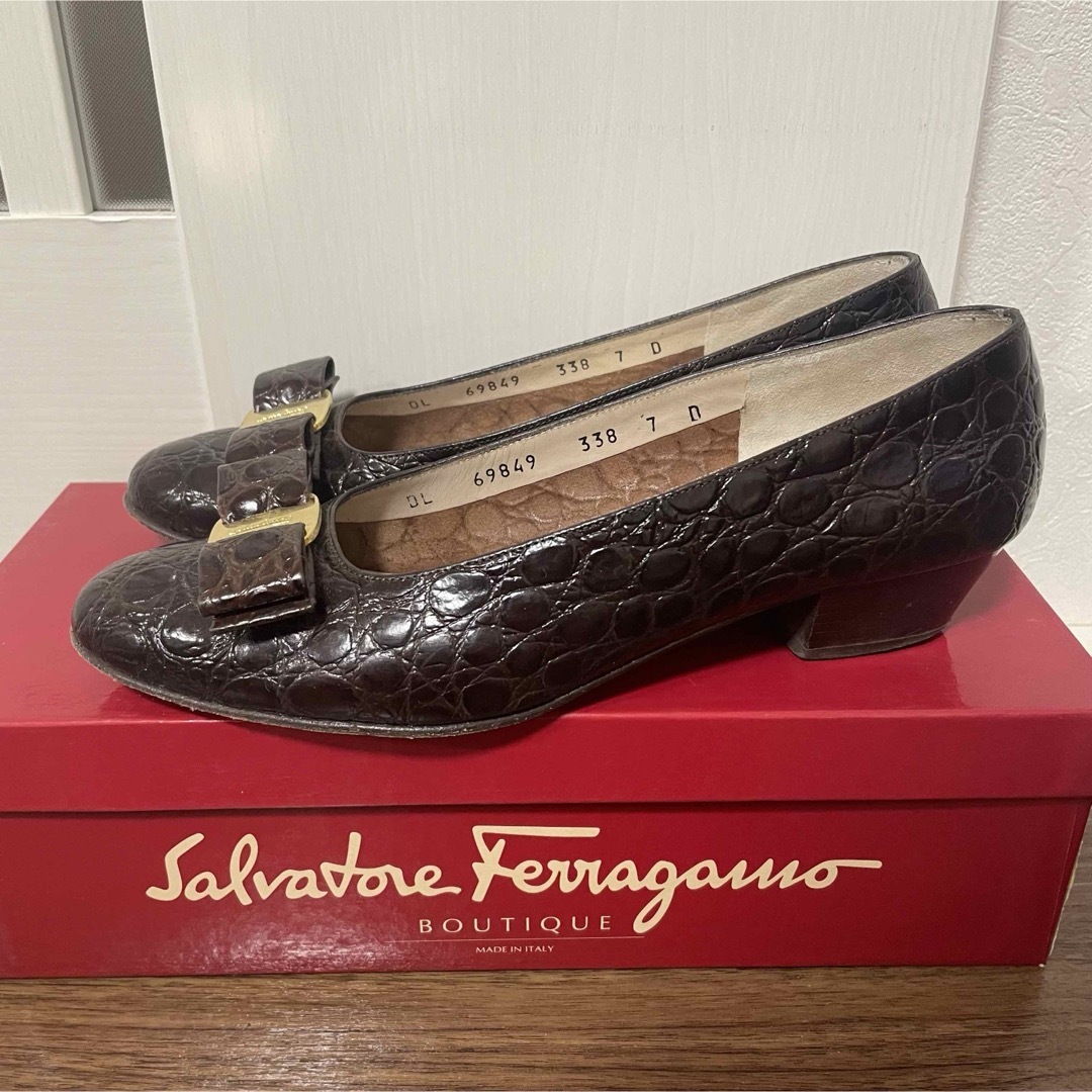 Salvatore Ferragamo(サルヴァトーレフェラガモ)の美品 Ferragamo フェラガモ ヴァラリボン パンプス 24cm レディースの靴/シューズ(ハイヒール/パンプス)の商品写真