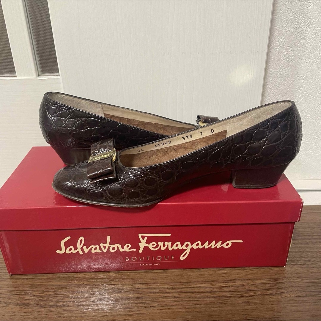 Salvatore Ferragamo(サルヴァトーレフェラガモ)の美品 Ferragamo フェラガモ ヴァラリボン パンプス 24cm レディースの靴/シューズ(ハイヒール/パンプス)の商品写真