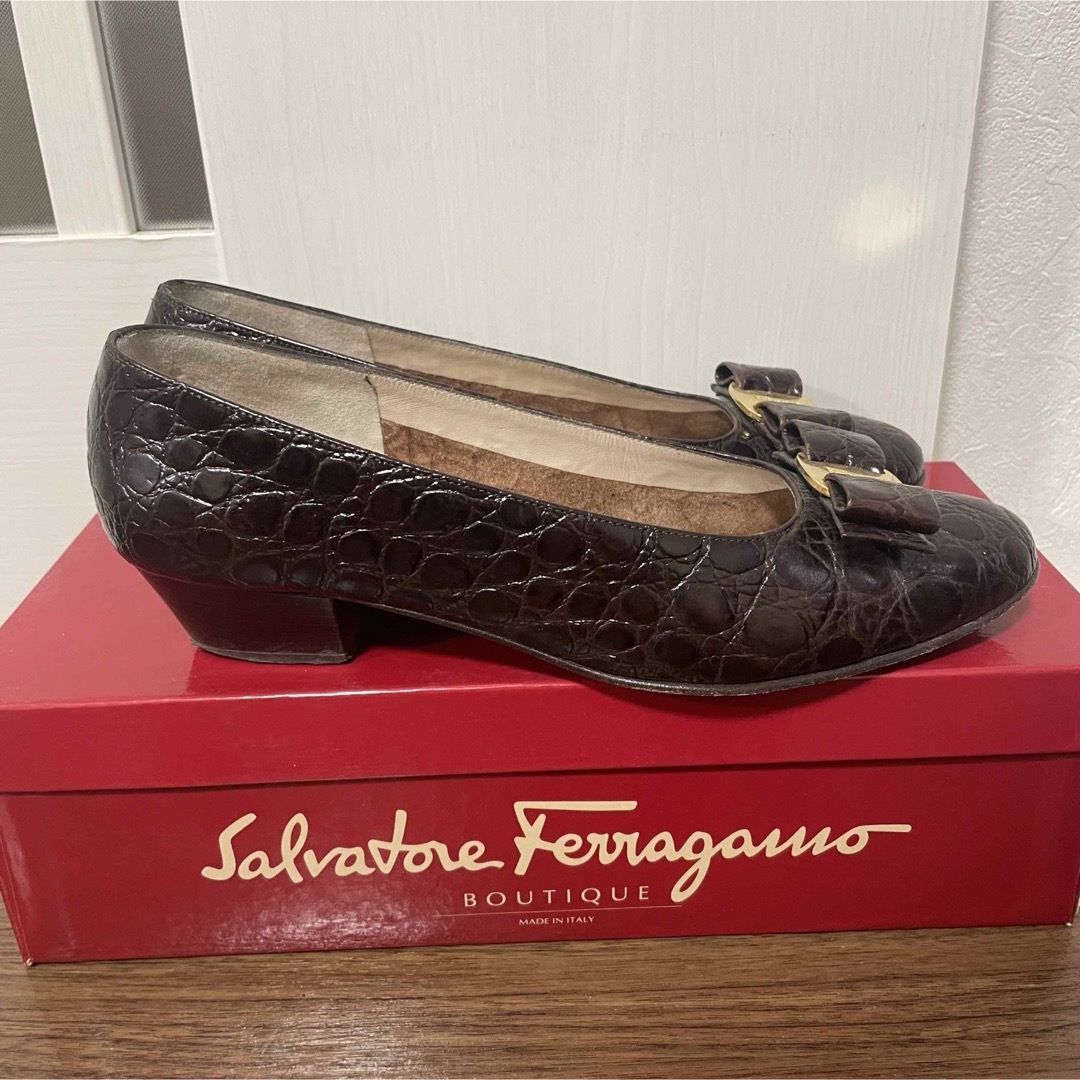 Salvatore Ferragamo(サルヴァトーレフェラガモ)の美品 Ferragamo フェラガモ ヴァラリボン パンプス 24cm レディースの靴/シューズ(ハイヒール/パンプス)の商品写真