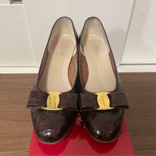 サルヴァトーレフェラガモ(Salvatore Ferragamo)の美品 Ferragamo フェラガモ ヴァラリボン パンプス 24cm(ハイヒール/パンプス)