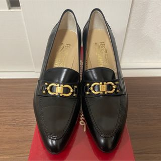 サルヴァトーレフェラガモ(Salvatore Ferragamo)の美品 Ferragamo フェラガモ ダブルガンチーニ パンプス 24.5cm(ハイヒール/パンプス)