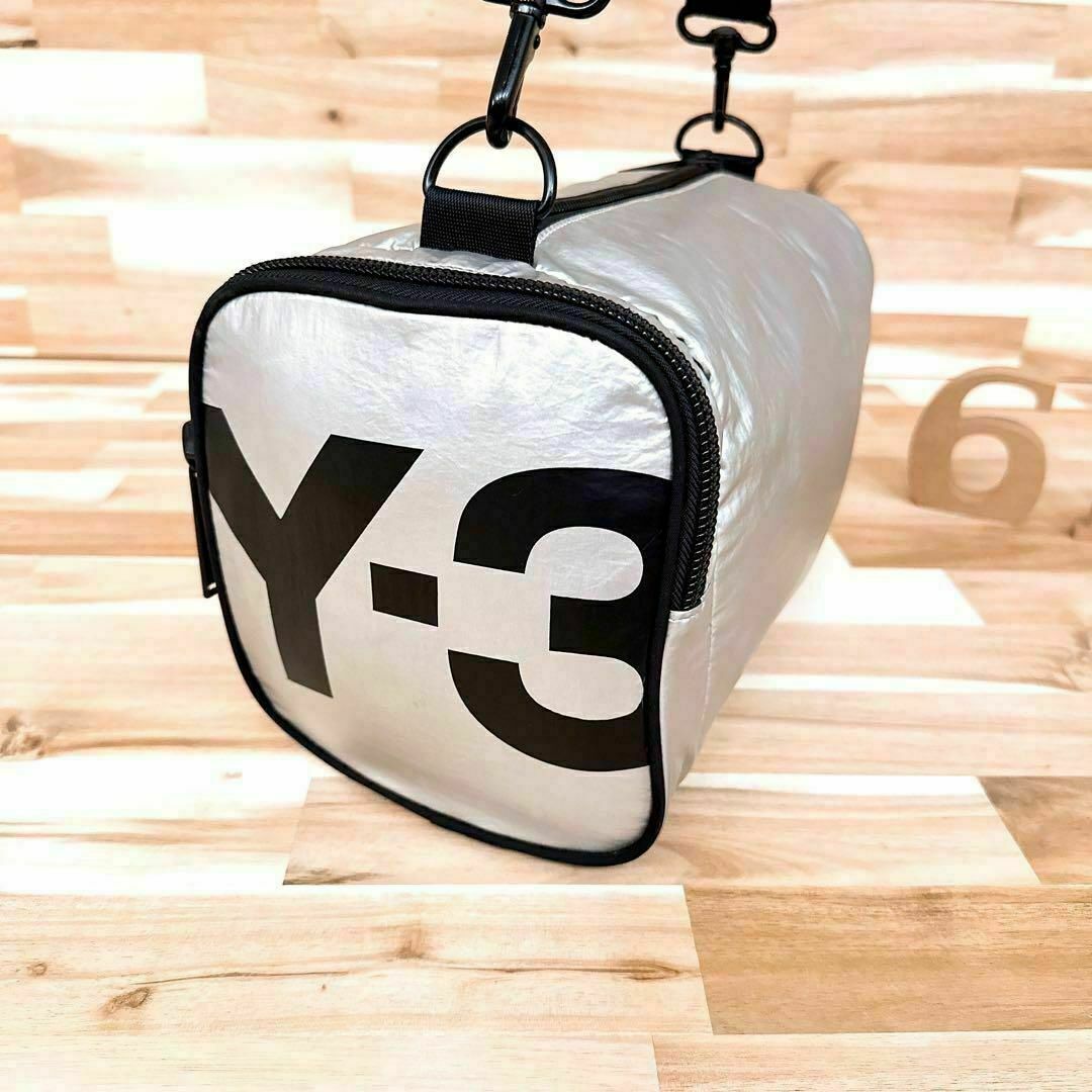 Y-3(ワイスリー)の個性派【ヨウジヤマモト×アディダス】Y-3 スクエア ショルダーバッグ 銀×黒 メンズのバッグ(ショルダーバッグ)の商品写真