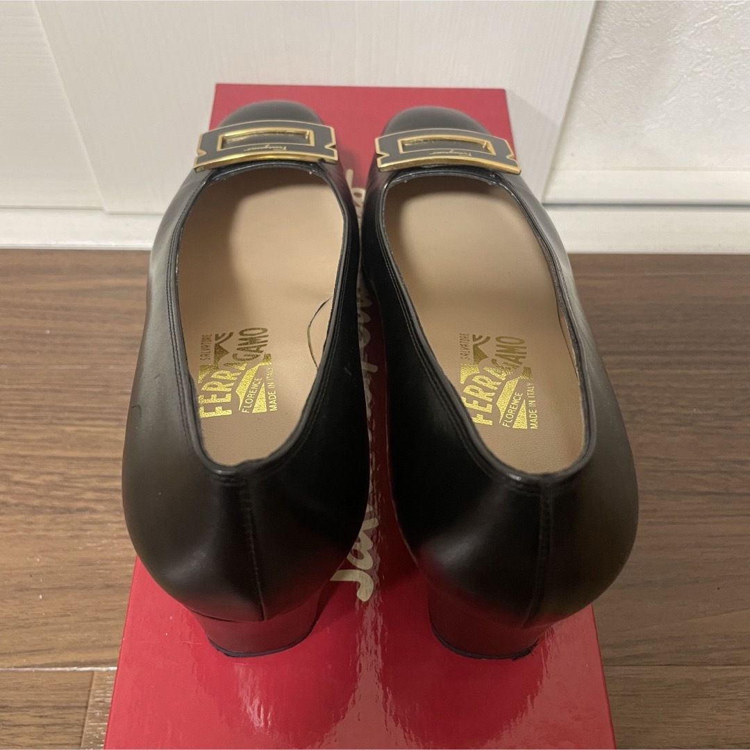 Salvatore Ferragamo(サルヴァトーレフェラガモ)の美品 Ferragamo フェラガモ パンプス 24cm レディースの靴/シューズ(ハイヒール/パンプス)の商品写真