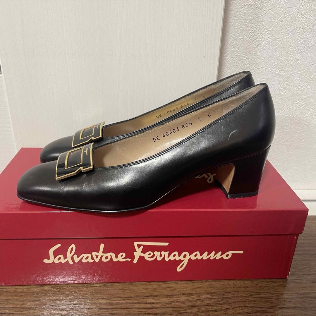 Salvatore Ferragamo(サルヴァトーレフェラガモ)の美品 Ferragamo フェラガモ パンプス 24cm レディースの靴/シューズ(ハイヒール/パンプス)の商品写真