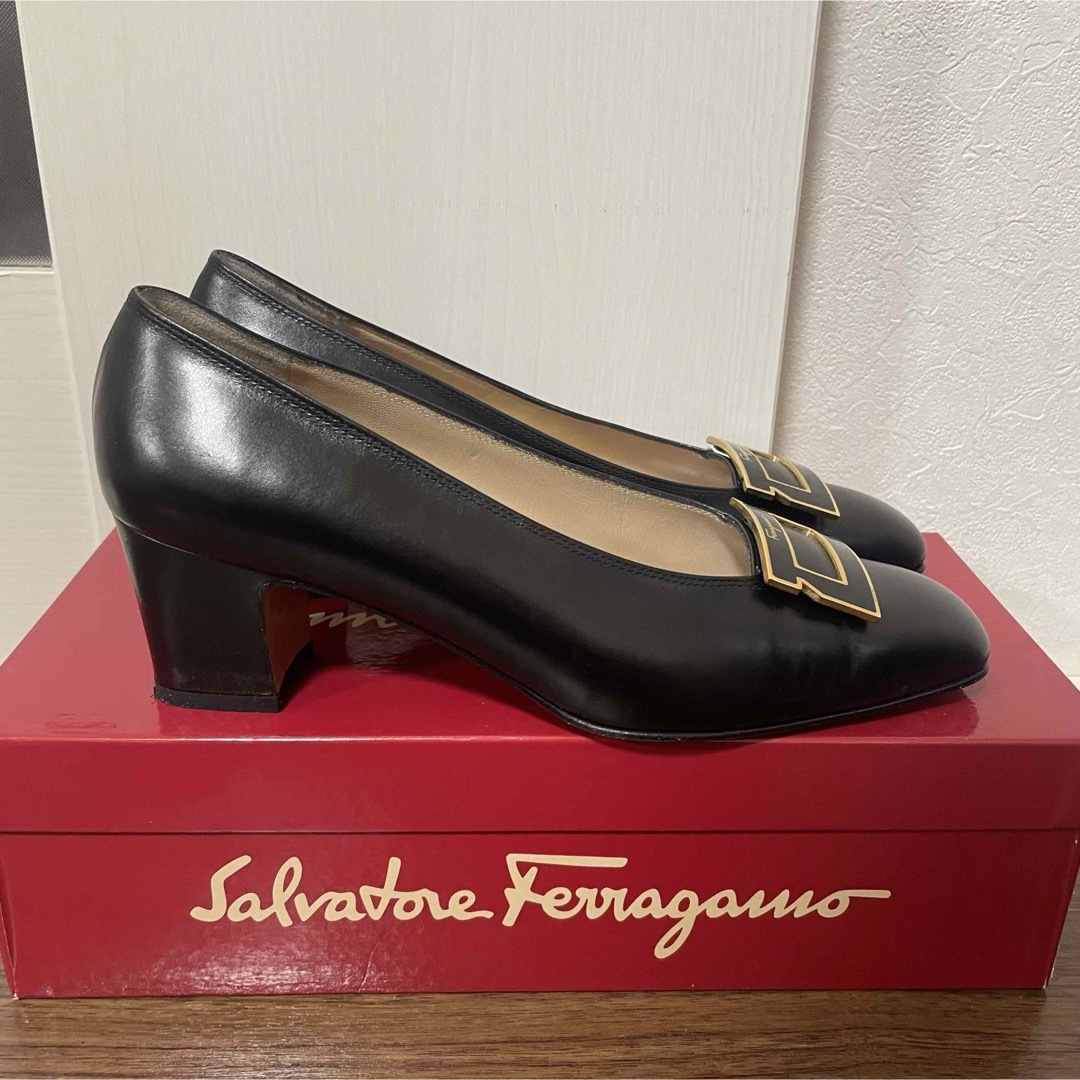 Salvatore Ferragamo(サルヴァトーレフェラガモ)の美品 Ferragamo フェラガモ パンプス 24cm レディースの靴/シューズ(ハイヒール/パンプス)の商品写真