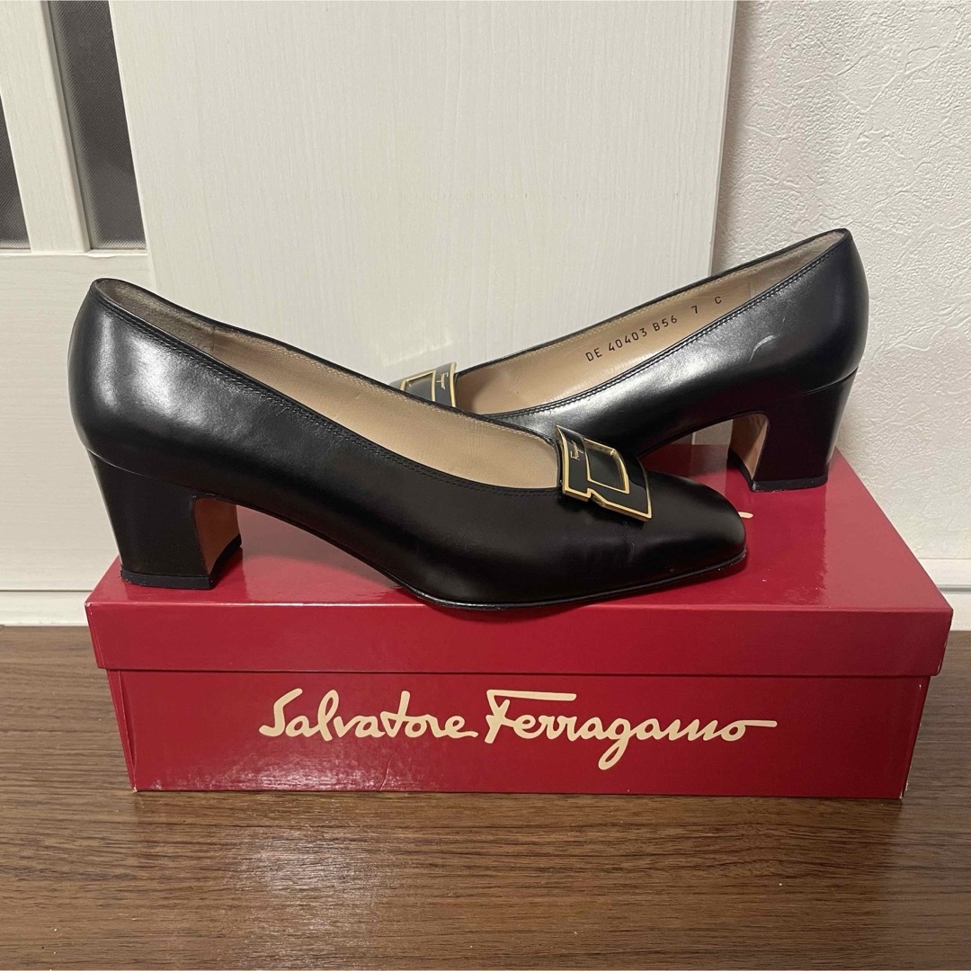 Salvatore Ferragamo(サルヴァトーレフェラガモ)の美品 Ferragamo フェラガモ パンプス 24cm レディースの靴/シューズ(ハイヒール/パンプス)の商品写真