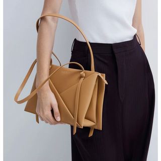 チャールズアンドキース(Charles and Keith)のCHARLES&KEITH ミドリ ジオメトリックトートバッグ　キャメル(トートバッグ)