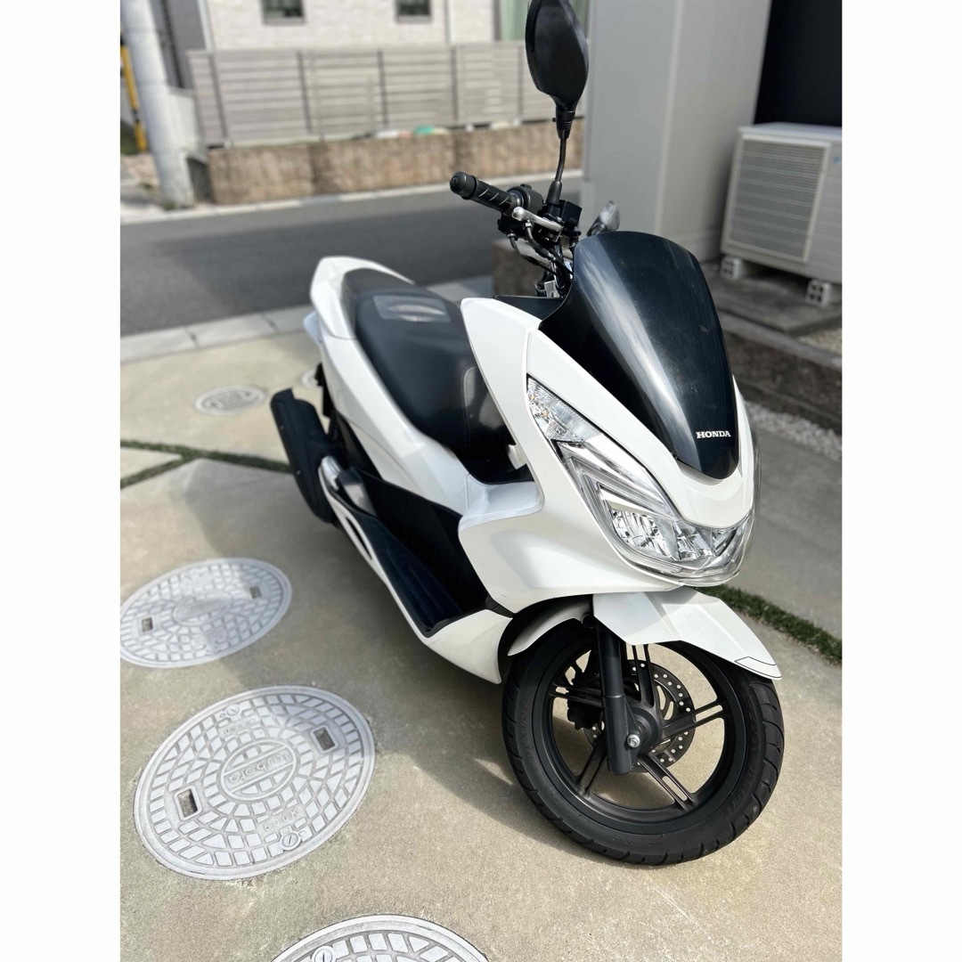 ホンダ(ホンダ)のホンダ　HONDA PCX125 JF56 ホワイト 自動車/バイクのバイク(車体)の商品写真