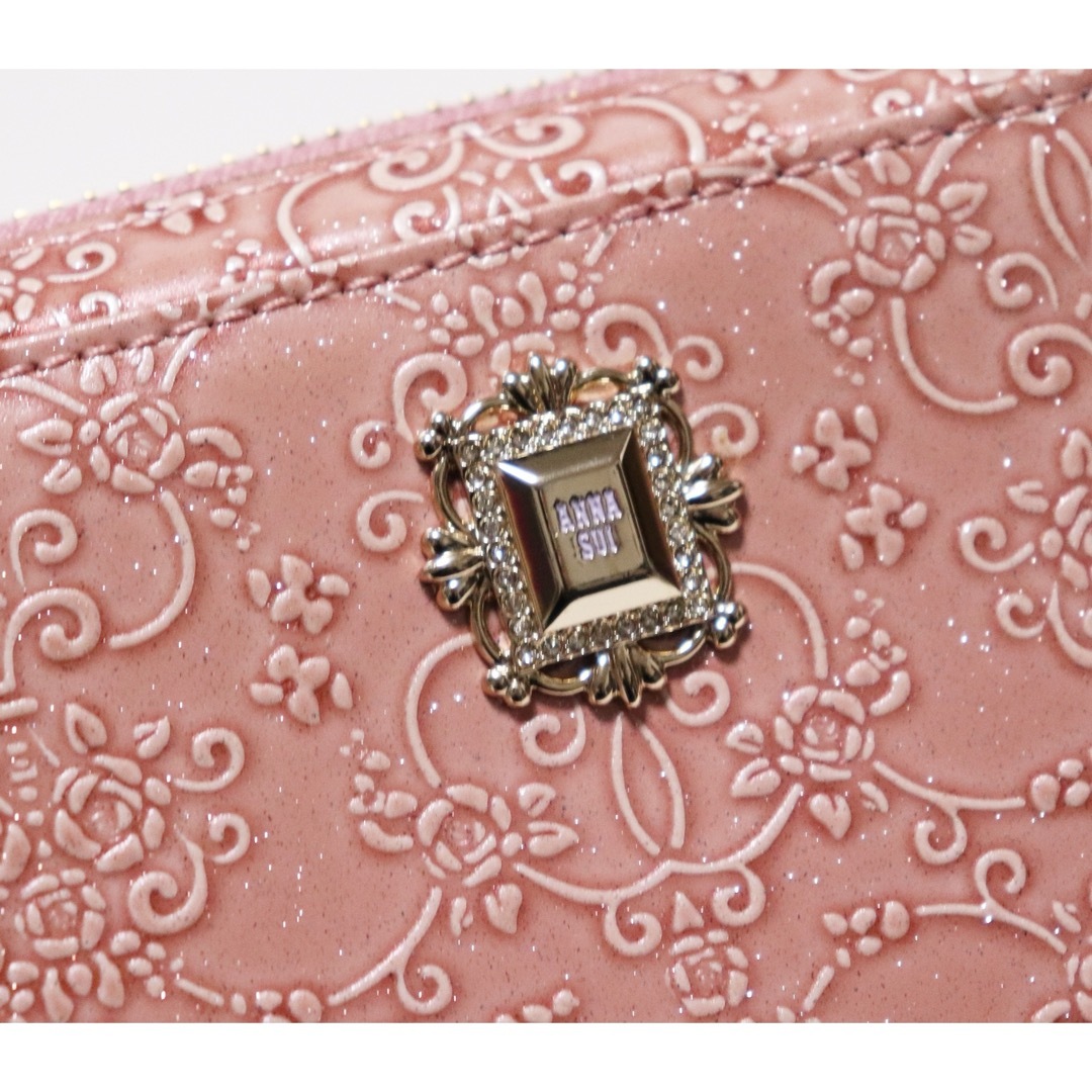 ANNA SUI(アナスイ)の《アナスイ》新品 ストラップ付 エンボスエナメルレザーラウンドファスナー式長財布 レディースのファッション小物(財布)の商品写真
