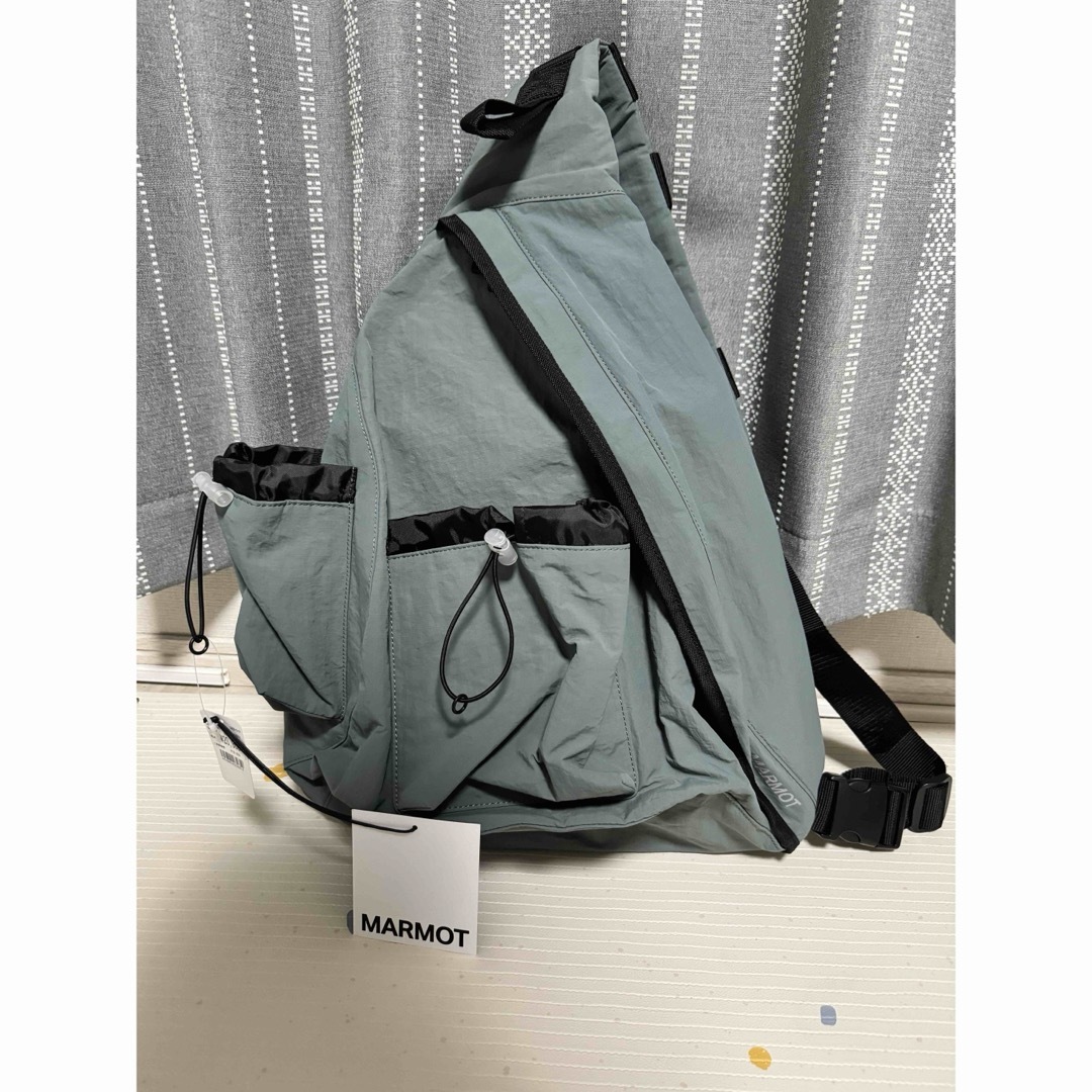 MARMOT(マーモット)の MARMOT CAPITAL  マーモットキャピタル スリングバッグ グレー レディースのバッグ(ショルダーバッグ)の商品写真