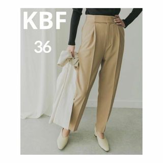 ケービーエフプラス(KBF+)のKBF+ ケービーエフ スリムテーパードパンツ ハイウエスト ベージュ 36(カジュアルパンツ)