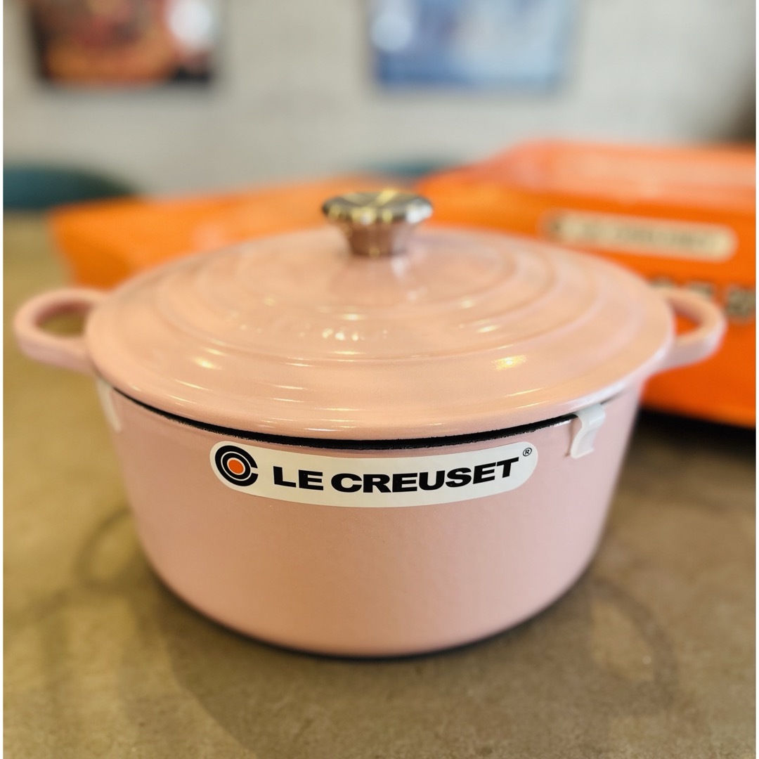 LE CREUSET(ルクルーゼ)の【未使用】Le Creuset/ル・クルーゼ 鍋24㎝ ココット・ロンド ピンク インテリア/住まい/日用品のキッチン/食器(鍋/フライパン)の商品写真