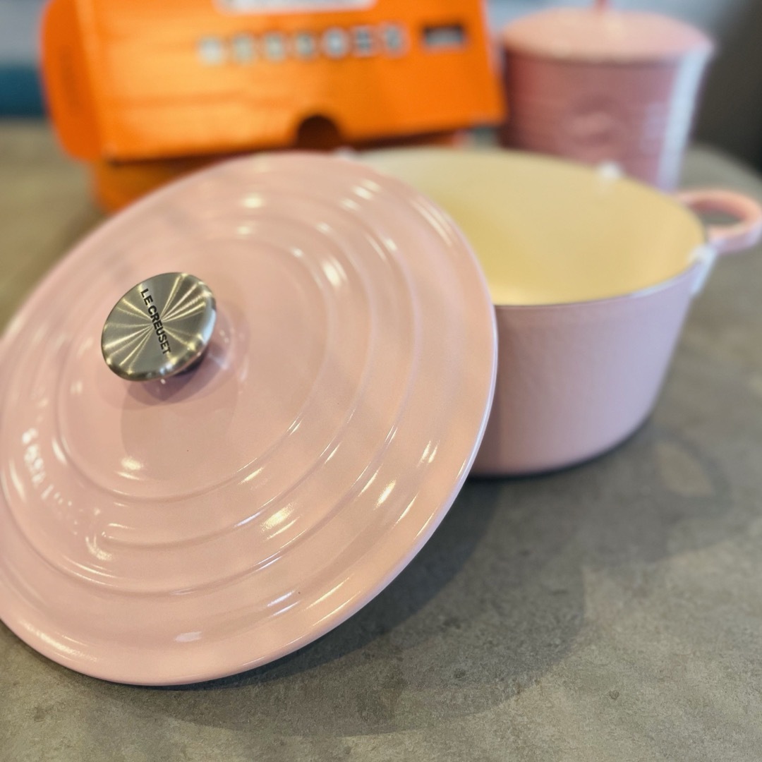 LE CREUSET(ルクルーゼ)の【未使用】Le Creuset/ル・クルーゼ 鍋24㎝ ココット・ロンド ピンク インテリア/住まい/日用品のキッチン/食器(鍋/フライパン)の商品写真