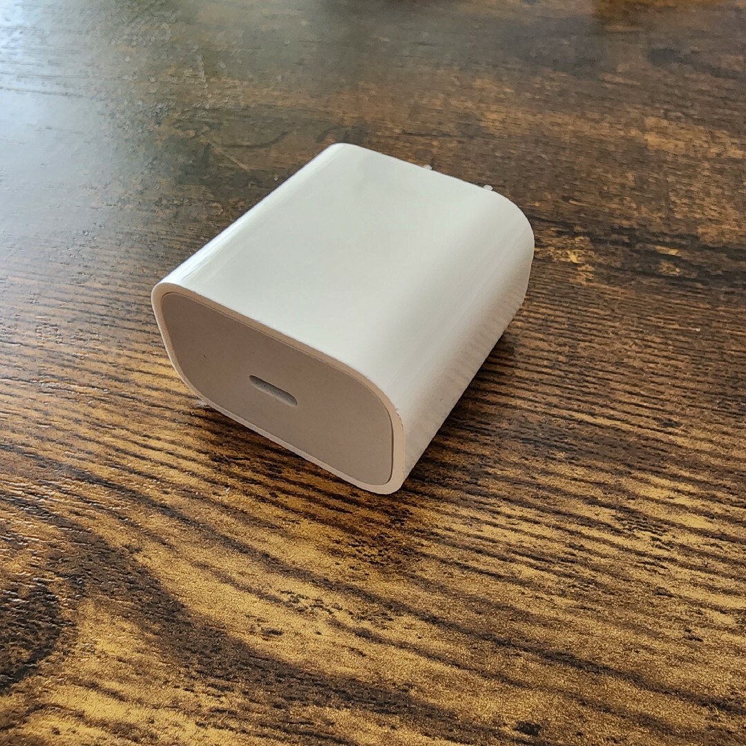 Apple(アップル)のAPPLE USB-C電源アダプタ MHJA3AM/A スマホ/家電/カメラのスマートフォン/携帯電話(バッテリー/充電器)の商品写真