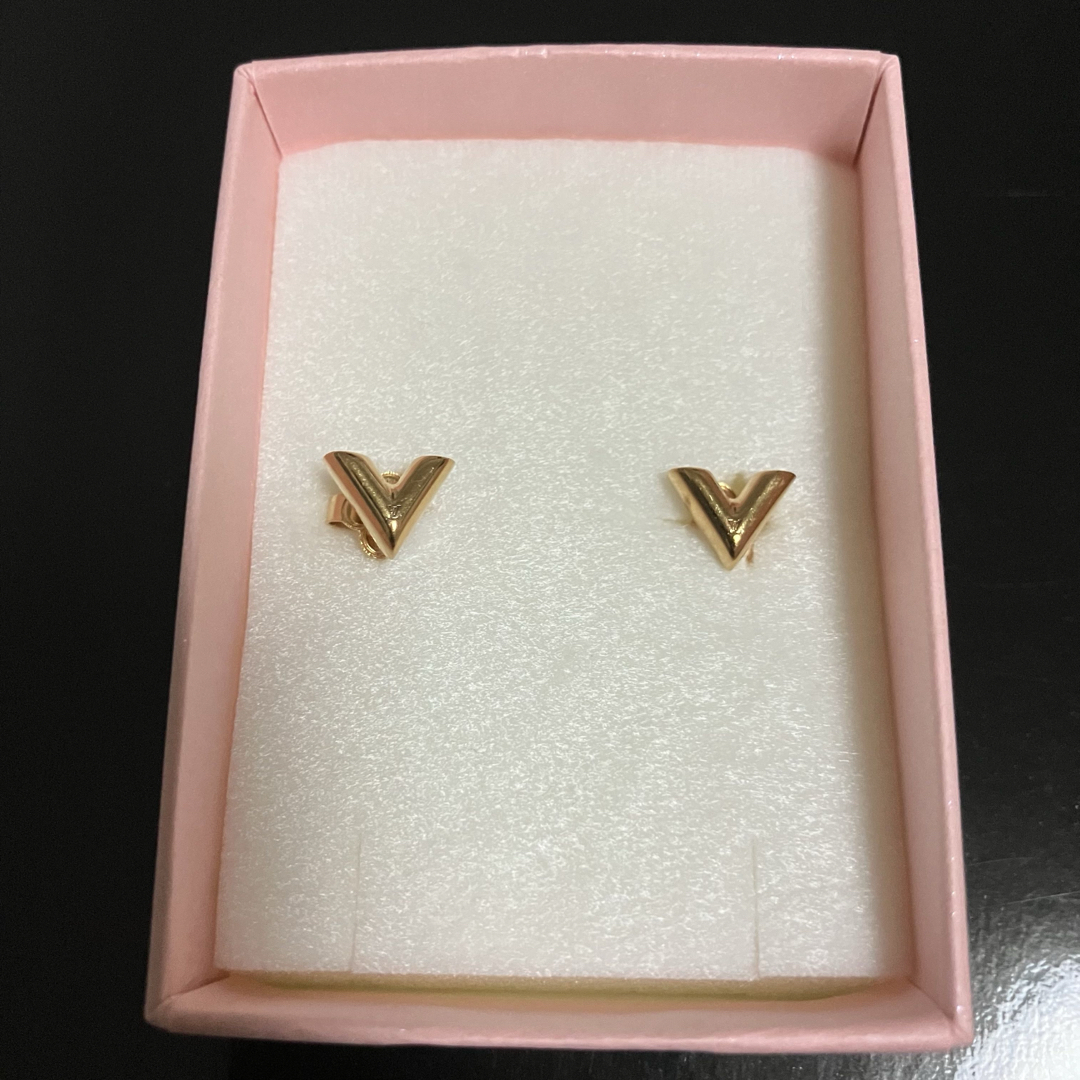 LOUIS VUITTON(ルイヴィトン)のルイヴィトン　スタッドピアス　エセンシャルV LVロゴピアス　イエローゴールド色 レディースのアクセサリー(ピアス)の商品写真