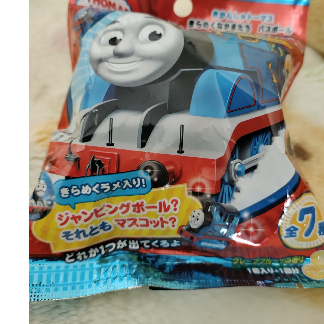 THOMAS(トーマス)のきかんしゃトーマス　バスボール　オマケ付き エンタメ/ホビーのおもちゃ/ぬいぐるみ(キャラクターグッズ)の商品写真