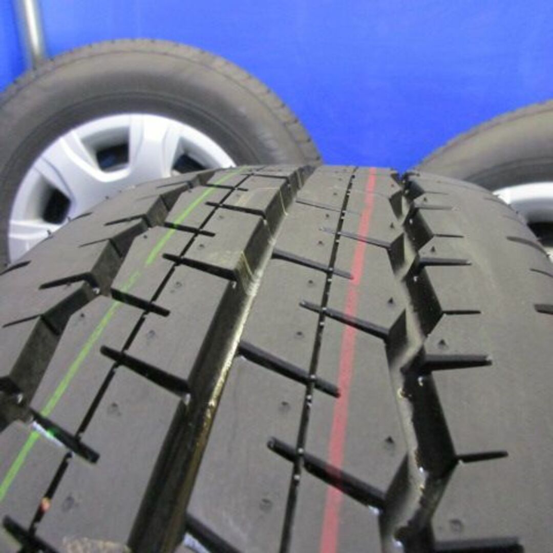 トヨタ(トヨタ)の200ハイエース純正+　ダンロップ　195/80R15LT納車外し　2023年製 自動車/バイクの自動車(タイヤ・ホイールセット)の商品写真