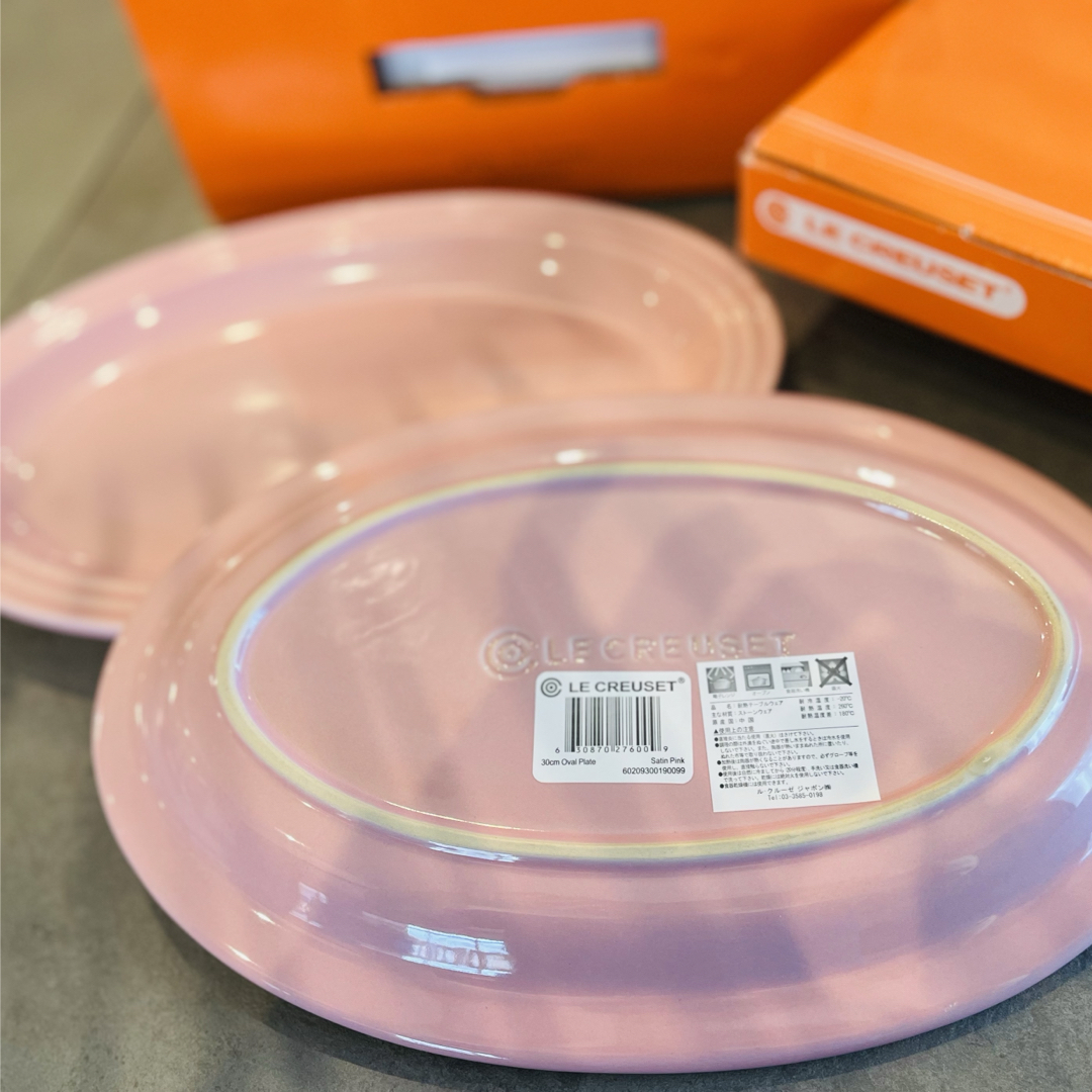 LE CREUSET(ルクルーゼ)の【未使用】Le Creuset/ル・クルーゼ 2枚×30㎝皿 オーバル ピンク インテリア/住まい/日用品のキッチン/食器(食器)の商品写真