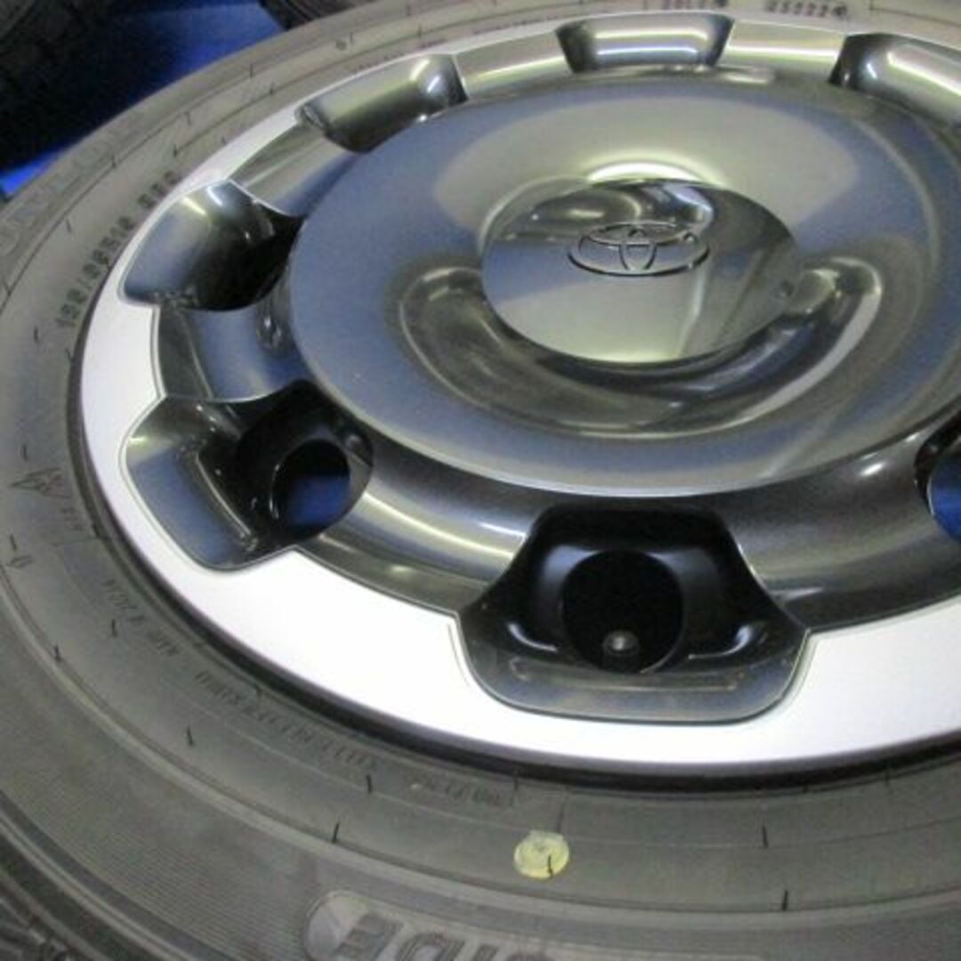 トヨタ(トヨタ)のシエンタ純正納車外し15+185/65R15　スタッドレス　2022年製造 自動車/バイクの自動車(タイヤ・ホイールセット)の商品写真