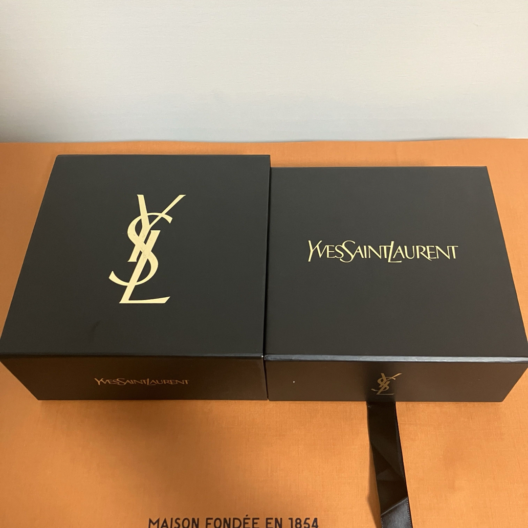 Yves Saint Laurent Beaute(イヴサンローランボーテ)のイヴ・サンローラン　空箱2個セット　リボン付き　プレゼントボックス　ケース レディースのバッグ(ショップ袋)の商品写真